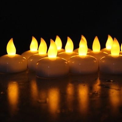 Candele principali senza fiamma gialle di Tealight, luci principali a pile del tè
