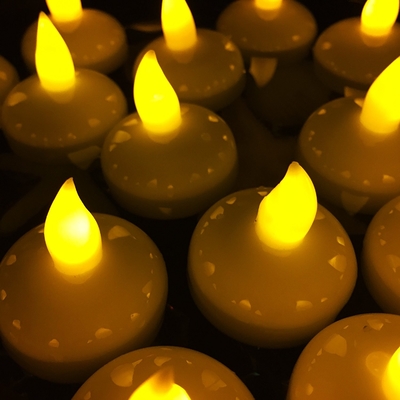 Un insieme di 12 candele principali tremule Tealight giallo-chiaro con la sostituzione della batteria