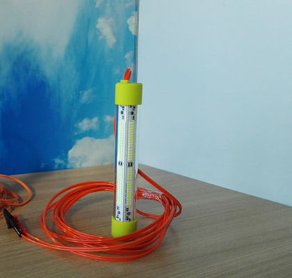 Luci da pesca principali sommergibili economizzarici d'energia della barca di richiamo con la clip di batteria